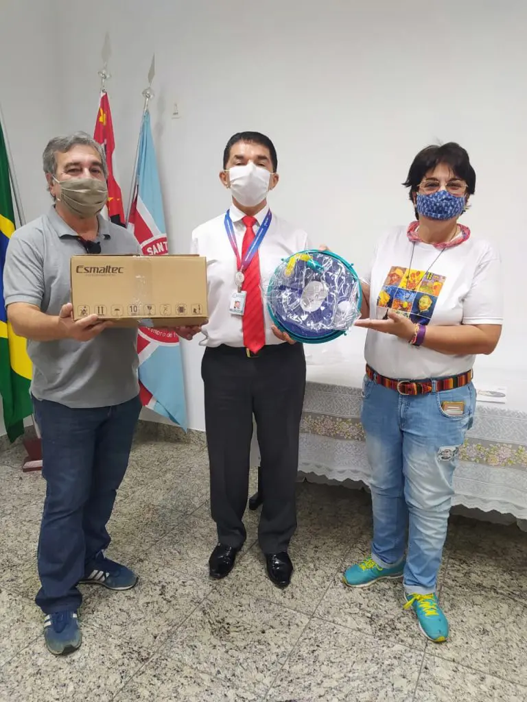 O momento da entrega do equipamento para a Santa Casa de Valinhos