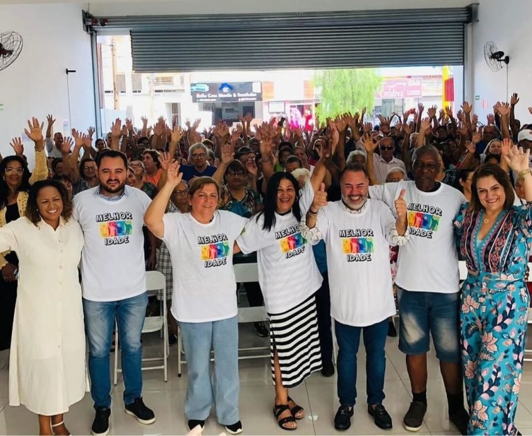 03.10 IDOSOS DO JD AMANDA RECEBEM CAMISETAS PERSONALIZADAS