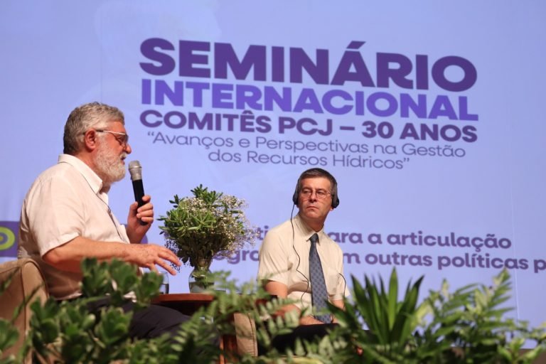 03 - Domenico Tremaroli, da Cetesb, palestra durante o evento, observado pelo francês Eric Tardieu, do OiEau