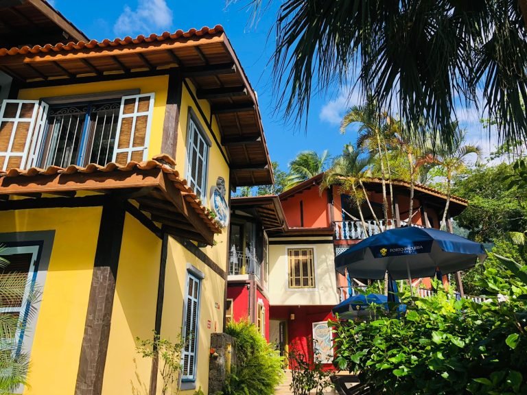 Entrada do hotel faz lembrar as típicas vilas italianas e francesas - Foto Reginaldo Pupo