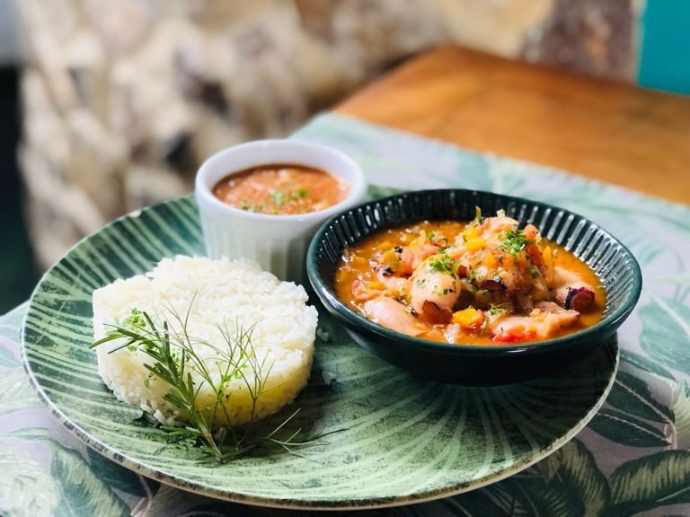 O Espaço Tangará preparou lula à brasileira com pirão e arroz. Prato típico caiçara estará no Festival - Foto Jéssica Aquino - Sabores da Praia