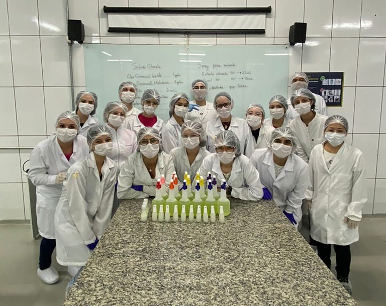 equipe de farmácia da Unifaj e os repelentes - foto divulgação