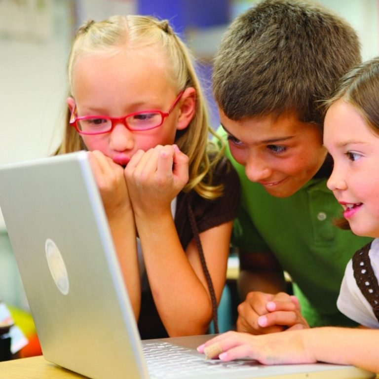 crianças no pc editor