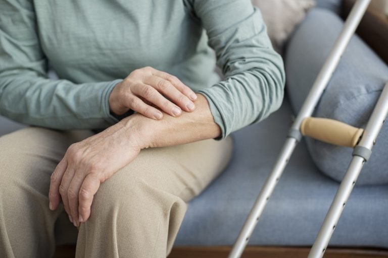 paciente-idoso-que-sofre-de-parkinson (1)