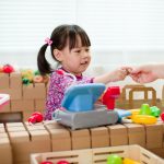 Cinco brincadeiras que ajudam crianças a entender organização e planejamento financeiro