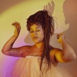 Poetisa best-seller Ryane Leão entoa seus versos no sarau Parada Poética, em Hortolândia  