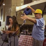 “Poesia é a ferramenta de transformação mais poderosa que existe”, diz poetisa Ryane Leão  