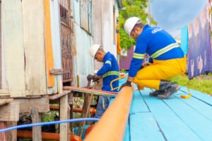 Aguas-de-Manaus-implanta-rede-de-esgoto-em-Beco-Nonato-com-uso-de-rede.elevada-solucao-de-engenharia-adaptada-ao-local-DivulgacaoAegea.jpg (1)