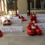 Mostra “Sapatos Vermelhos” expõe a triste ausência das vítimas de feminicídio