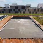 Campo de futebol society em implantação no Paço Municipal recebe concretagem