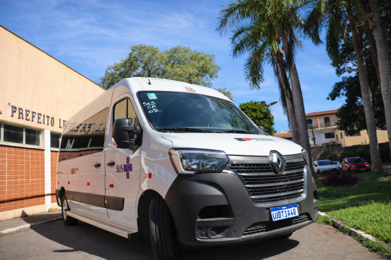 Van Renault diante de prédio público (1)