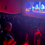 Abril Azul: Cineplex do Shopping Prado Boulevard tem sessão de cinema gratuito inclusivo para crianças autistas
