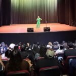 Humorista Camila Cardoso se apresenta na Semana da Enfermagem de Hortolândia
