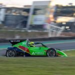 Fórmula Vee agita Interlagos com duelos roda a roda sob chuva 