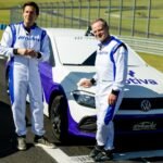 Rubinho Barrichello e Gerson Campos fazem “text drive” em alerta à epidemia da distração no trânsito