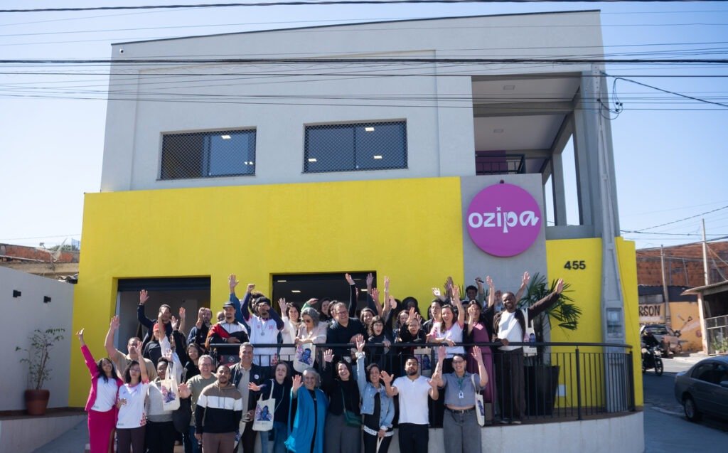 Fachada da nova sede da Ozipa com visitantes na inauguração (1)