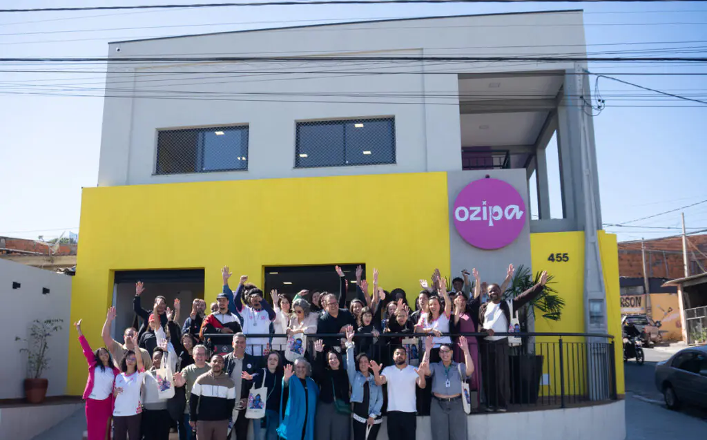 Fachada da nova sede da Ozipa com visitantes na inauguração (1)