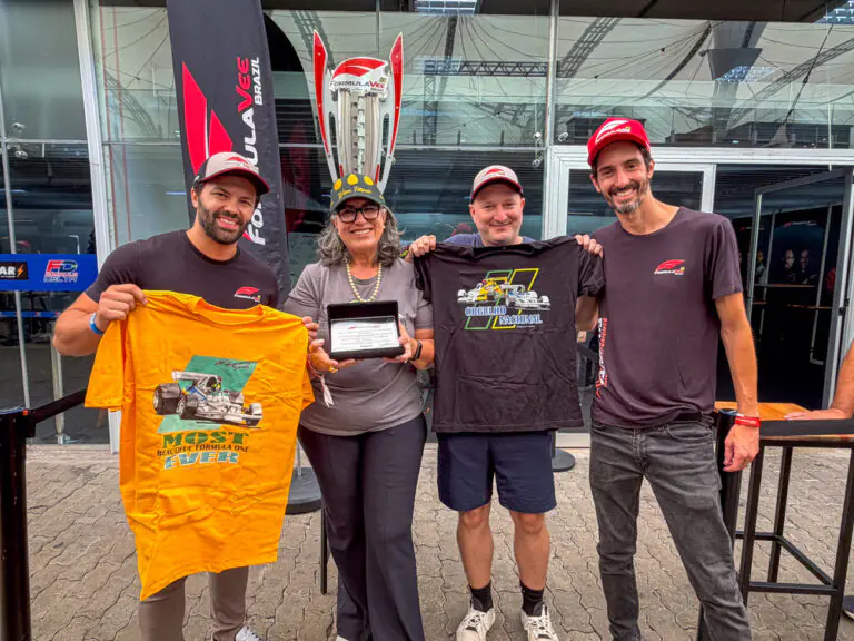 Rita Fittipaldi, ao centro, com os atuais CEOs da FVee (1)