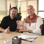 Prefeito Zezé Gomes recebe livro “Do Deserto à Glória”, do escritor Vlaj Lindemuth