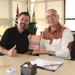 Prefeito Zezé Gomes recebe livro “Do Deserto à Glória”, do escritor Vlaj Lindemuth