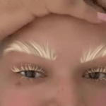 Descolorir cílios pode perfurar os olhos