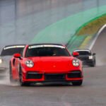 Sob chuva, Porsche Club Brasil reúne mais de cem carros em Interlagos