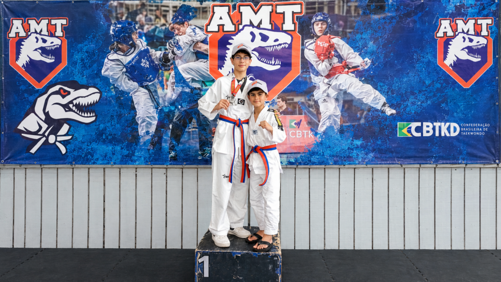 Campeões mirins no pódio de taekwondo