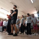 Grupo Primavera celebra 45 anos com 162 crianças e adolescentes no palco do Centro de Convivência