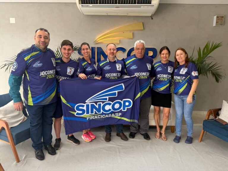 Equipe vestindo a camisa para o Joconesp 2026