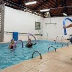 Jaguariúna oferece hidroterapia gratuita pelo SUS e realiza até 600 atendimentos por mês em parceria com a UniFAJ