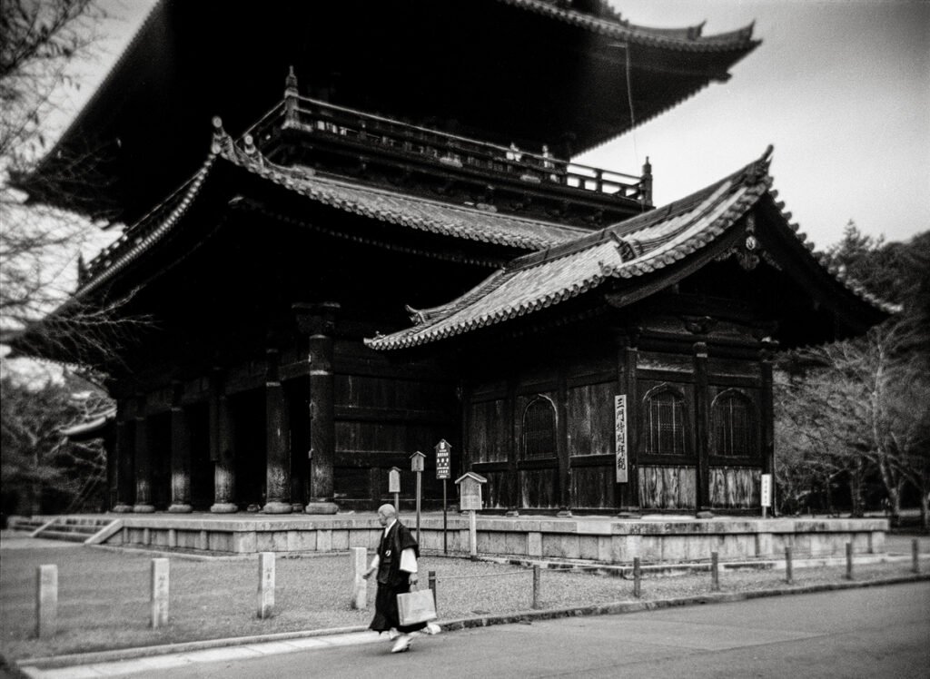 Kyoto_temple_monk_walk_marco_ponce (1) (1)