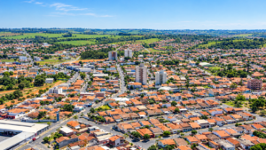 Panorama Aéreo da Cidade e Campos