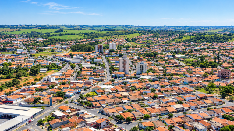 Panorama Aéreo da Cidade e Campos