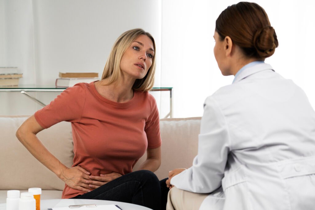 side-view-doctor-talking-woman - 1-