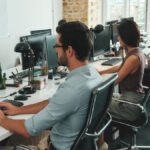 Avanço da IA muda perfil profissional e aumenta pressão por regras nas empresas